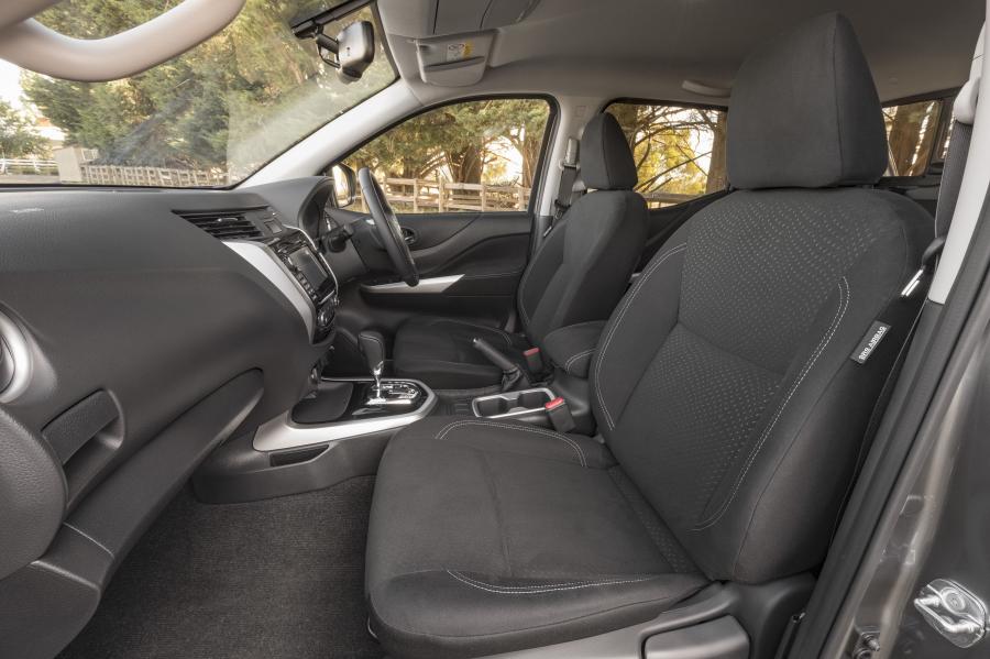 Интерьер Nissan Navara ST Dual Cab (D23) 2017 года  (AU) (фото 5 из 29)